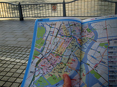 公園で「東京銭湯お遍路MAP」を見る