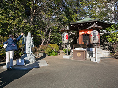 福禄寿さんがいる六角堂と石像の福禄寿さん