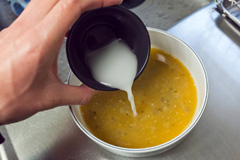 ボンゴレソースに水溶き片栗粉を入れる