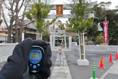 三囲神社で歩数計