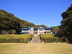 鎌倉文学館の庭園と本館