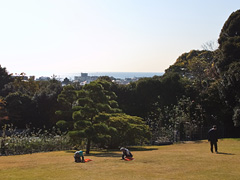 鎌倉文学館・庭園から由比ヶ浜方面を望む