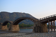 “錦帯橋”、その奥に見えるは “岩国城”