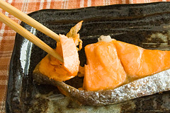 箸でつままれた焼き魚