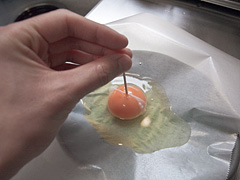 卵の黄身に爆発防止の穴を空ける