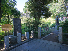 孔子銅像とモニュメント