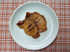 お皿に盛られた豚の味噌焼き